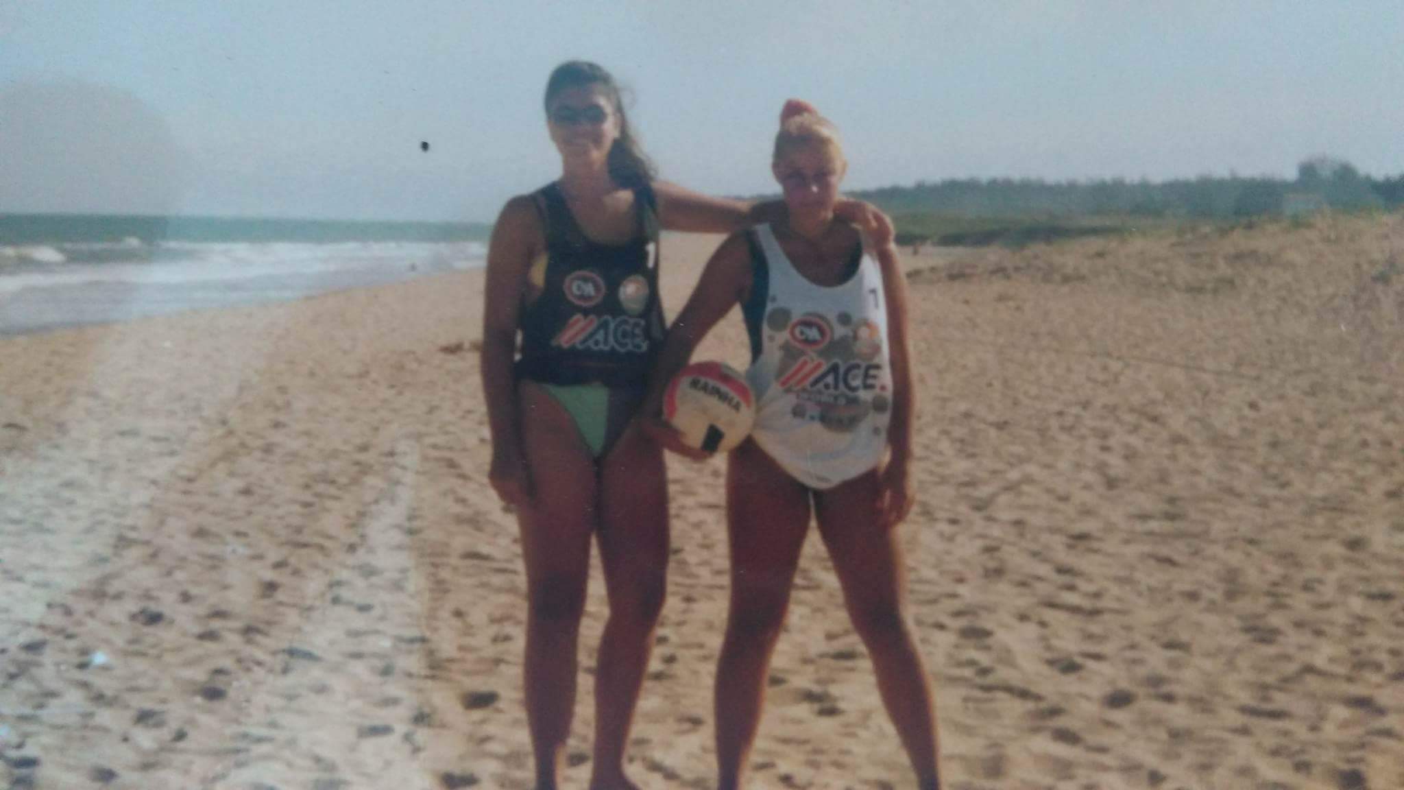 Nerice e sua amiga jogando volei de praia